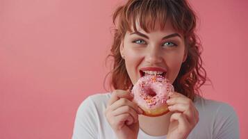 un mujer es comiendo un rosquilla foto