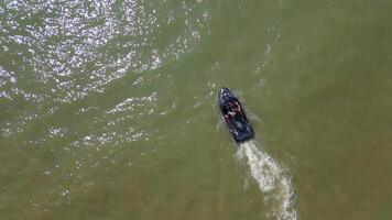 hoch Winkel Zeit Ablauf Aufnahmen von Boot beim Meer Vorderseite von Eastbourne Ozean Stadt von England Vereinigtes Königreich. kann 10., 2024 video