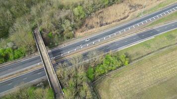 alto ángulo ver de británico carreteras a campo paisaje de campos altos aldea, cambridgeshire, Inglaterra Reino Unido. marzo 21, 2024 video