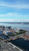 hoog hoek verticaal beeldmateriaal van modern Brits stad centrum van Liverpool, de maritiem stad in Noord West Engeland, Verenigde koninkrijk. mei 5e, 2024 video