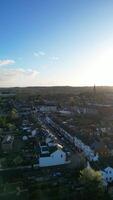 hög vinkel se av leighton vråk stad av England förenad rike under molnig och blåsigt dag. Mars 29:e, 2024 video