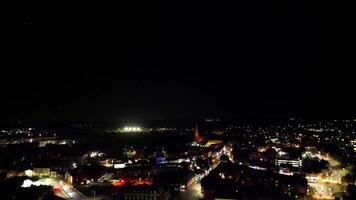 antenne visie van verlichte leighton buizerd stad- van Engeland Super goed Brittannië Bij nacht. maart 29e, 2024 video
