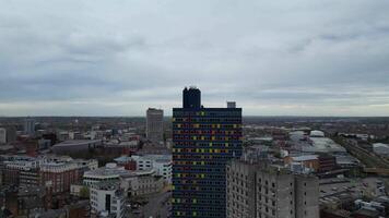 aéreo ver de central Leicester ciudad de Inglaterra unido Reino durante nublado y Ventoso día. abril 8, 2024 video