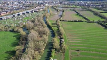 Alto ângulo Visão a partir de rio Tamisa e parque às histórico Oxford cidade do Inglaterra Unidos reino. marcha 23, 2024 video