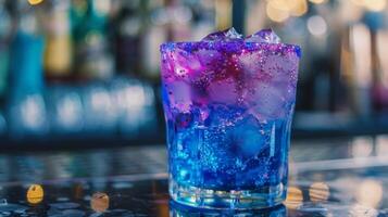 azul y púrpura bebida en mesa foto