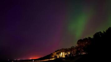 bellissimo settentrionale luci o aurora Borealis nel il cielo al di sopra di Lettonia su Maggio 11, 2024. panorama di aurora boreale, settentrionale luci con stellato nel il notte cielo video