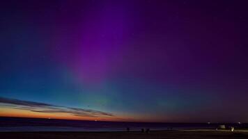 skön nordlig lampor eller aurora borealis i de himmel över lettland på Maj 11, 2024. panorama av aurora borealis, nordlig lampor med starry i de natt himmel video