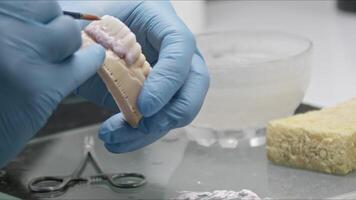 tandarts vormen kunstgebit gemaakt prothese filmmateriaal. video