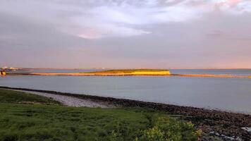 panorama- se av vild atlanten sätt på solnedgång, nära silverstrand strand, galway, Irland, landskap, havsbild, natur och hav video