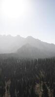 le Soleil est brillant plus de une Montagne intervalle video