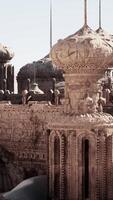 une grand pierre bâtiment avec beaucoup flèches sur Haut de il video