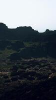 une vue de une Montagne avec une ciel Contexte video