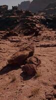 un rocoso zona con rocas y césped en el Desierto video