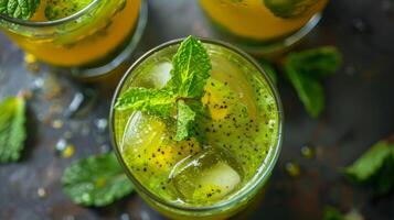 lentes de bebidas en mesa foto