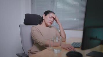 professionnel femme d'affaires travail de Accueil stressé plus de une projet cette elle ne pouvait pas Achevée dans le attendu temps tandis que travail à sa bureau. video