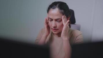 detailopname van Aziatisch vrouw gevoel moe, geërgerd, overwerkt. en oog spanning na gebruik makend van de computer naar werk van huis. hoofdpijn. zichtbaar vermoeidheid. en symptomen van oog vermoeidheid video