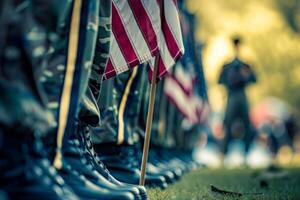 fila de soldados en camuflaje uniformes con americano banderas en pie a atención durante militar ceremonia o veteranos día evento. concepto de patriotismo, servicio, honor y sacrificio foto