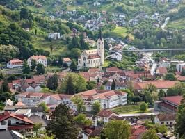 hermosa ladera paisaje urbano, S t nicholas parroquia Iglesia en krapina, Croacia, hrvatsko zagorje, edificios y arquitectura fondo, fondo de pantalla foto