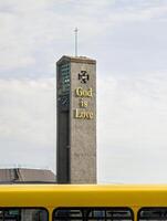 Dios es amor texto en católico Iglesia nuestra dama reina de cielo cerca Dublín aeropuerto en Irlanda, religión, cristiandad foto