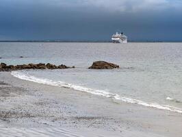 enorme crucero Embarcacion anclado cerca Salthill playa a Galway bahía, Irlanda, Oceano y transporte antecedentes foto