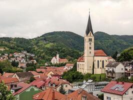 hermosa ladera paisaje urbano, S t nicholas parroquia Iglesia en krapina, Croacia, hrvatsko zagorje, edificios y arquitectura fondo, fondo de pantalla foto