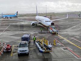 Ryanair avión a Dublín aeropuerto Listo para partida, bajo presupuesto compañía, Irlanda foto