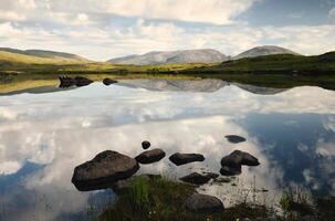 hermosa paisaje paisaje con montañas y cielo reflejado en agua a lago aughawoolia en Connemara nacional parque, condado galway, Irlanda foto