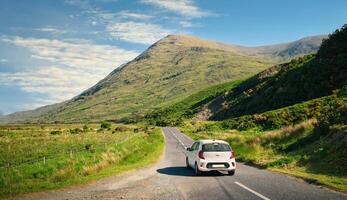 hermosa paisaje paisaje con blanco coche conducción en vacío escénico la carretera canal naturaleza y montañas a delfos, condado mayonesa, Irlanda foto