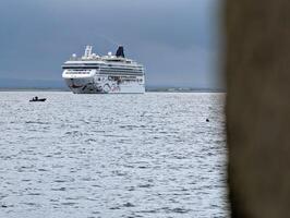 enorme crucero Embarcacion anclado cerca Salthill playa a Galway bahía, Irlanda, Oceano y transporte antecedentes foto