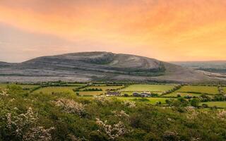 hermosa Mañana paisaje paisaje con montañas reflejado en lago a burren nacional parque en condado galway, Irlanda foto