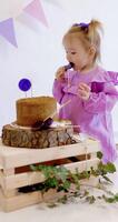 schattig weinig kind meisje vieren haar verjaardag en likt lolly Aan een zoet taart video