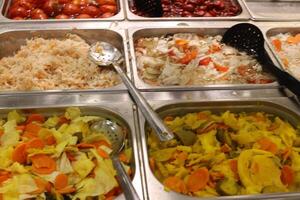 en escabeche y salado vegetales son vendido a un ciudad bazar en Israel. foto