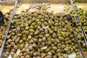 en escabeche y salado vegetales son vendido a un ciudad bazar en Israel. foto