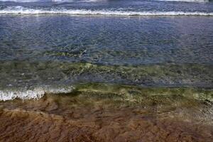 el color de agua en el Mediterráneo mar en superficial agua. natural resumen antecedentes. foto