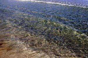 el color de agua en el Mediterráneo mar en superficial agua. natural resumen antecedentes. foto