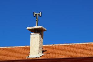 el techo como un arquitectónico detalle en el construcción de casas foto