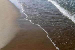 arenoso playa en el costas de el Mediterráneo mar en del Norte Israel. foto