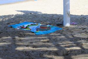 arenoso playa en el costas de el Mediterráneo mar en del Norte Israel. foto