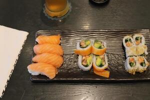 en el mesa en un Sushi restaurante es un plato de tradicional japonés cocina. foto