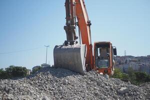 desmantelamiento construcción residuos con un excavador foto