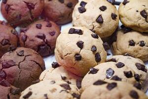 a pile of white chocolate chip close up photo