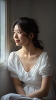 japonés mujer en blanco vestir en cómodo departamento, ai foto