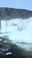 une captivant vue de flottant icebergs sur une tranquille corps de l'eau video