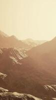 vista delle montagne nebbiose nebbia in autunno video