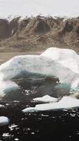 lago com enormes pedaços de gelo derretido video