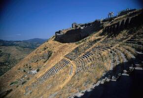 griego teatro construido dentro escarpado montaña pendiente, foto