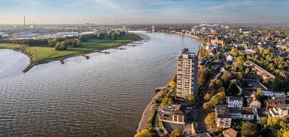 Duisburg ruhr área. rhein río. zumbido aéreo en otoño foto