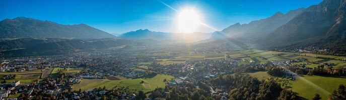 Valle de el río Posada. salón en Tirol cerca a Innsbruck montaña panorama foto