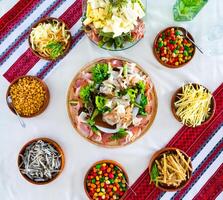 comida a el banquete. bueno cortes de carne, queso. el fiesta mesa foto