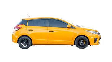 lado ver de amarillo hatchback coche aislado en blanco antecedentes con recorte camino foto